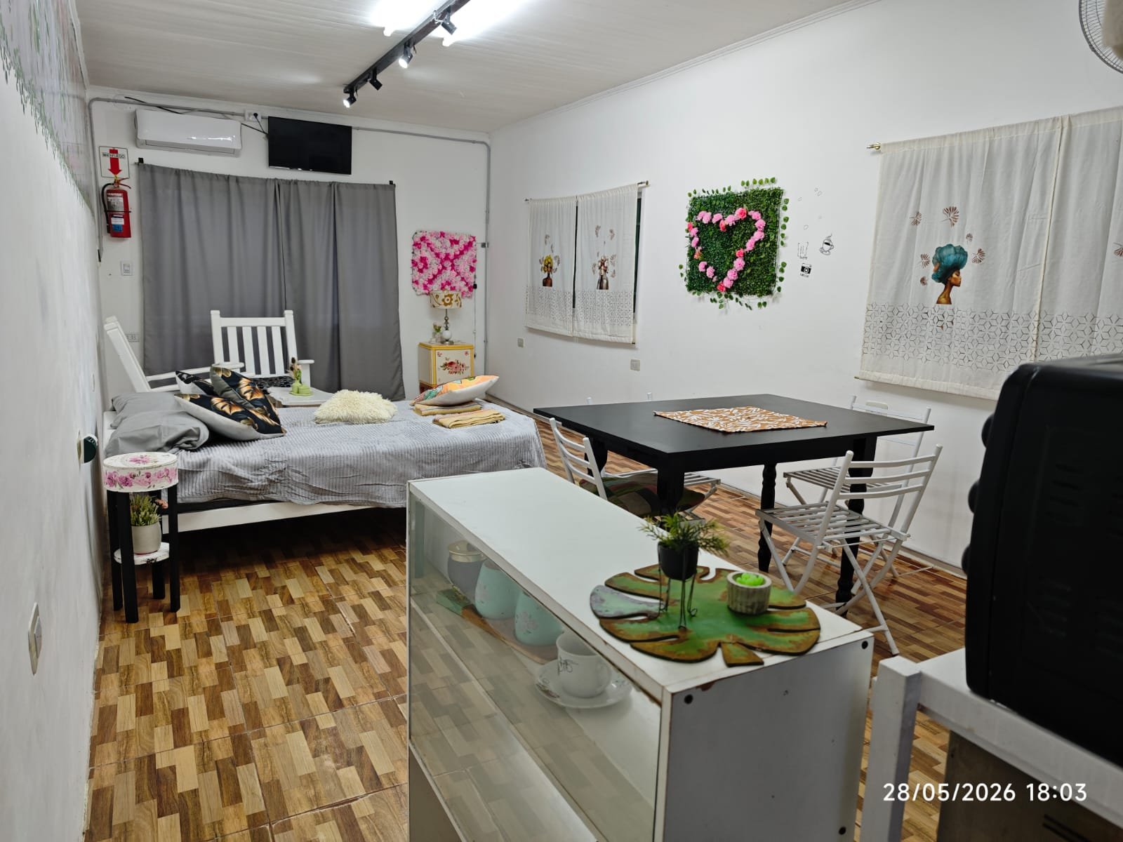 Monoambiente - Dormitorio con cama matrimonial acogedora